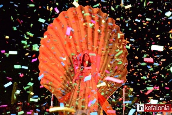 Βραδινή Καρναβαλική παρέλαση στο Αργοστόλι, με τρέλα, σερπαντίνα και… break dance! (εικόνες + video)