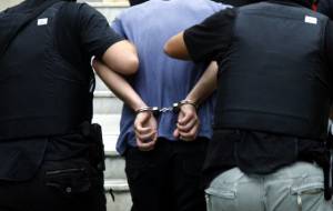 Δίωξη σε βαθμό κακουργήματος για τους τρεις συλληφθέντες των Μαυράτων – Φίμωσαν με ταινία και αναισθητικό σπρέι την ηλικιωμένη