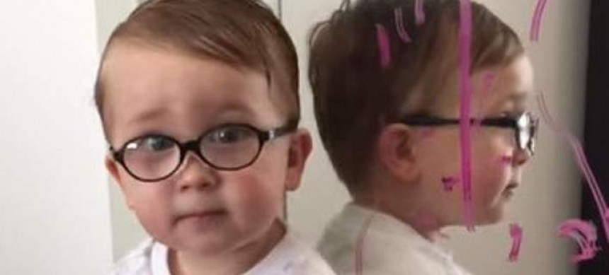 Viral: Η επική δικαιολογία 2χρονου στη μητέρα του -Ποιος λέρωσε τον καθρέφτη [βίντεο]
