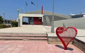 Επιμελητήριο Κεφαλονιάς και Ιθάκης: Τοποθετήθηκαν στο Αργοστόλι οι "καρδιές" συλλογής πλαστικών καπακιών για ανακύκλωση