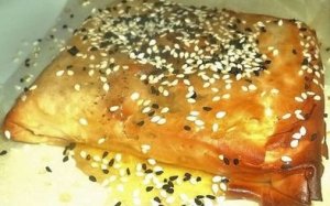 "Xρυσό" πακέτο Κεφαλονίτικης φέτας, με φύλλο κρούστας, μέλι Κεφαλονιάς και σουσάμι από την Σία Λαδά