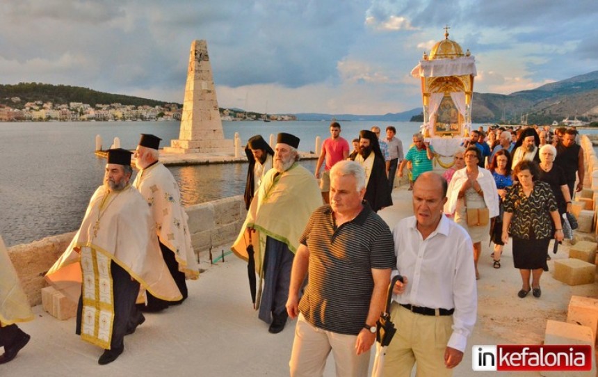 Με όλες τις τιμές, η λιτανεία της εικόνας της Παναγίας Δραπανιώτισσας (εικόνες + video)