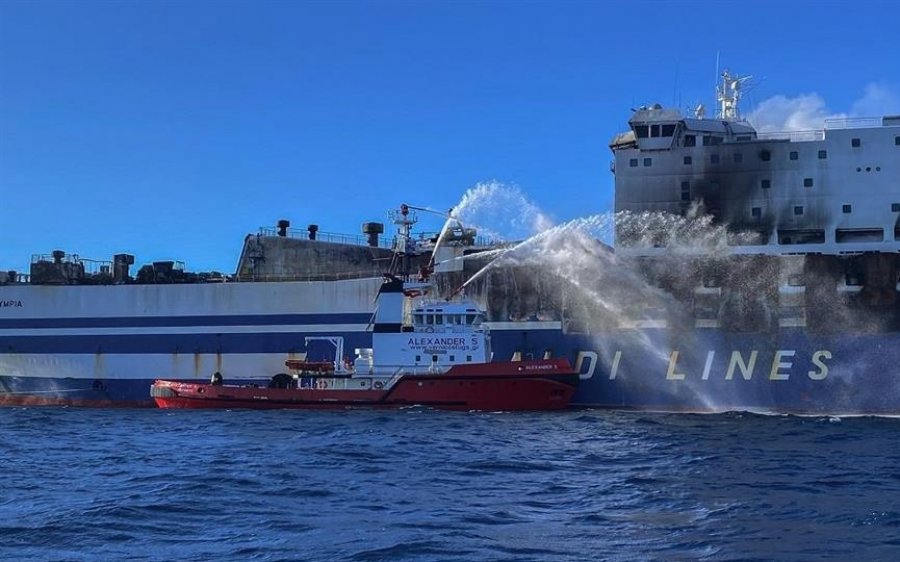 Εuroferry Olympia: Εντοπίστηκε ζωντανός επιβάτης στην πρύμνη του φλεγόμενου πλοίου που πλέει  στα ανοιχτά της Κασσιόπης