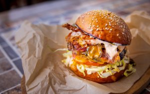 Πέθανε ο 22χρονος που είχε καταπιεί ολόκληρο μπέργκερ