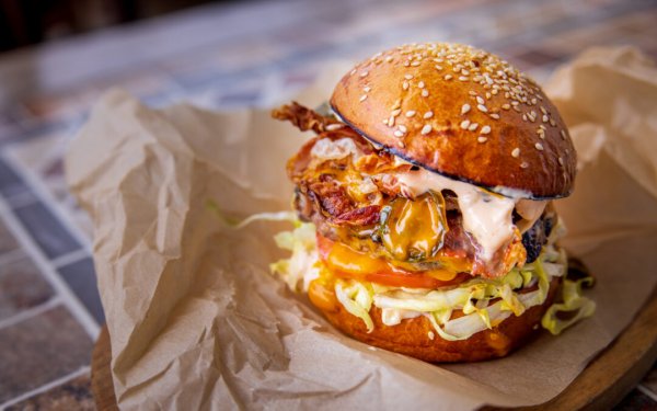 Πέθανε ο 22χρονος που είχε καταπιεί ολόκληρο μπέργκερ