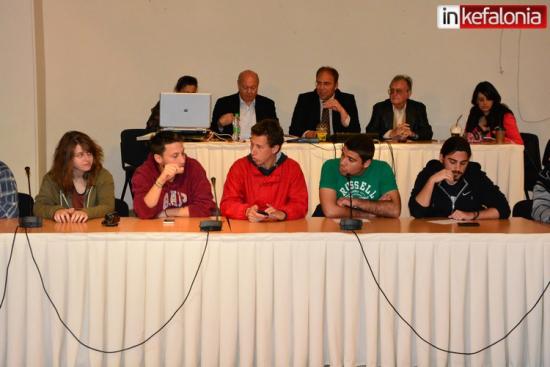 Απαρτία είχαν οι φοιτητές! Δυναμική παρουσία στο δημοτικό συμβούλιο ζήτησαν να μπει το τμήμα Δημοσίων Σχέσεων στο νέο μηχανογραφικό (εικόνες + video)