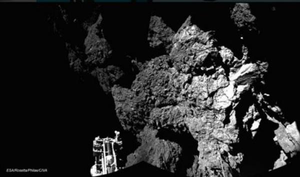 «Σταθεροποιήθηκε» το Philae, στη δημοσιότητα η πρώτη εικόνα του κομήτη