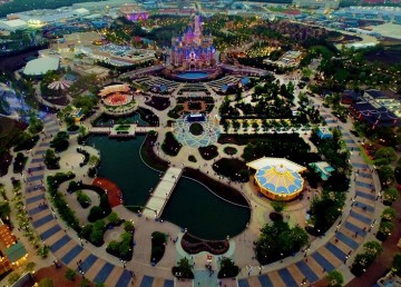 Disneyland: Το γιγάντιο πάρκο της Σαγκάης το οποίο κόστισε 5,5 δισεκατομμύρια δολάρια άνοιξε τις πύλες του (εικόνες)