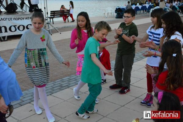 Το ζεϊμπέκικο του μικρού Κωνσταντίνου στον Πόρο που… σαρώνει! (video)