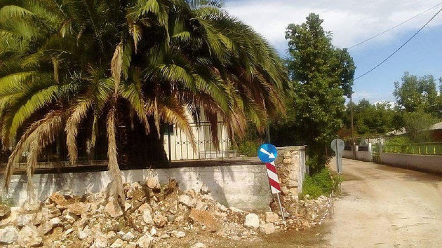 Ξεκίνησε η αποκατάσταση της λιθοδομής και του οδοστρώματος στο Κοινοτικό Γραφείο Πουλάτων