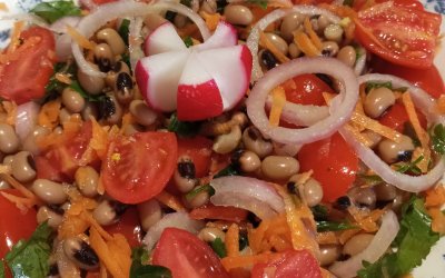 Σαλάτα με μαυρομάτικα φασόλια και λαχανικά από την Σία Λαδά
