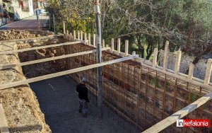 Άξιοι και δίκαιο! Ολοκληρώνεται το έργο αποκατάστασης τοιχίου στα Αργίνια, που κινδύνευε να “κόψει” το χωριό στα δύο! (εικόνες/video)