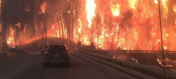 Τεράστια πυρκαγιά στον Καναδά -Εκκένωσαν πόλη 80.000 κατοίκων [εικόνες]