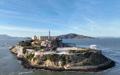 Ο Ντόναλντ Τραμπ ανοίγει ξανά τη διαβόητη φυλακή του Αλκατράζ για τους πιο βίαιους εγκληματίες
