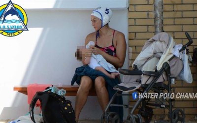 Viral: Η πολίστρια που ταΐζει το μωρό της σε αγώνα στα Χανιά