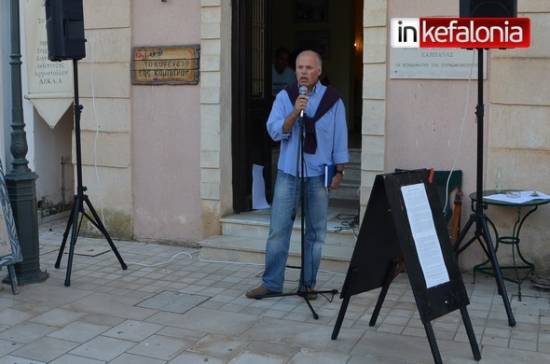 Παράσταση διαμαρτυρίας στο δημοτικό συμβούλιο απο την Πρωτοβουλία για την στήριξη της "Καμπάνας"