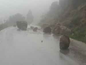 Έκλεισε ο δρόμος από κατολισθήσεις βράχων στο Κολαϊτη
