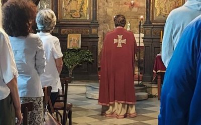 Ο ιερέας που είχε ντύσει κορίτσια παπαδάκια επέστρεψε στα καθήκοντά του