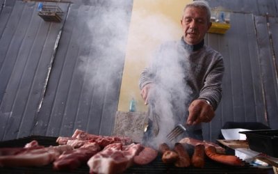 Γιατί Τσικνοπέμπτη και όχι …Τσικνοπαρασκευή; Οι ρίζες και οι γεύσεις ενός παλιού εθίμου