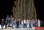 Άναψε το μεγαλύτερο Χριστουγεννιάτικο δέντρο και βρίσκεται στα Σιμωτάτα!