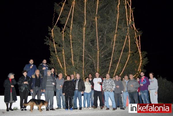 Άναψε το μεγαλύτερο Χριστουγεννιάτικο δέντρο και βρίσκεται στα Σιμωτάτα!