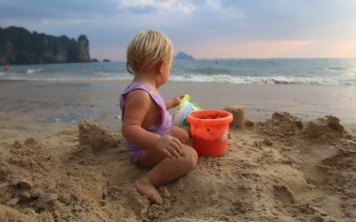 Τα 4 επικίνδυνα μικρόβια που κρύβονται στην άμμο και τις πισίνες