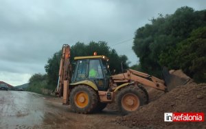 Κεφαλονιά: Προβλήματα στο οδικό δίκτυο από την ισχυρή βροχόπτωση - Επιστρατεύθηκαν μηχανήματα για να ανοίξουν οι δρόμοι (εικόνες)