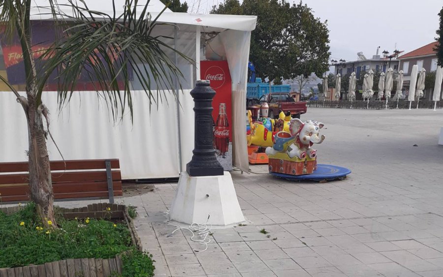 Ο φανοστάτης που κατέρρευσε λόγω θυελλωδών ανέμων (έναντι Alpha Bank)