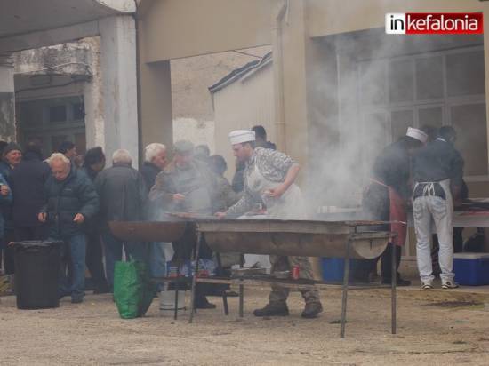 Τσικνίζουν από το πρωί στην παραλία