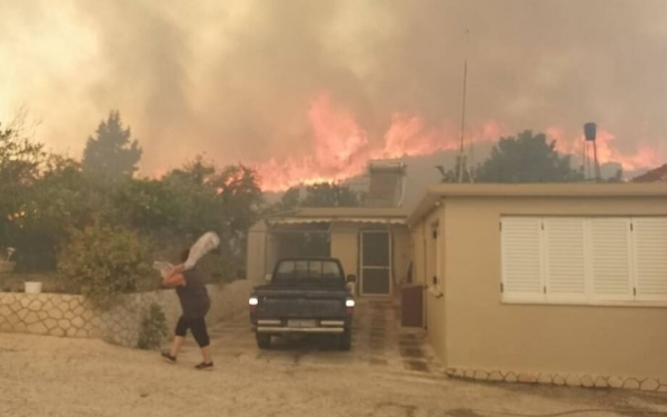 Πύρινη κόλαση στη Ζάκυνθο: Εκκενώνονται τα χωριά Αγαλάς και Κερί (video)