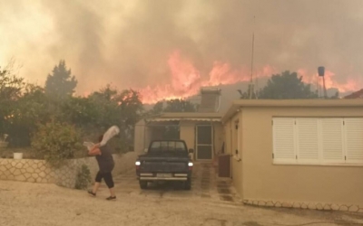 Πύρινη κόλαση στη Ζάκυνθο: Εκκενώνονται τα χωριά Αγαλάς και Κερί (video)