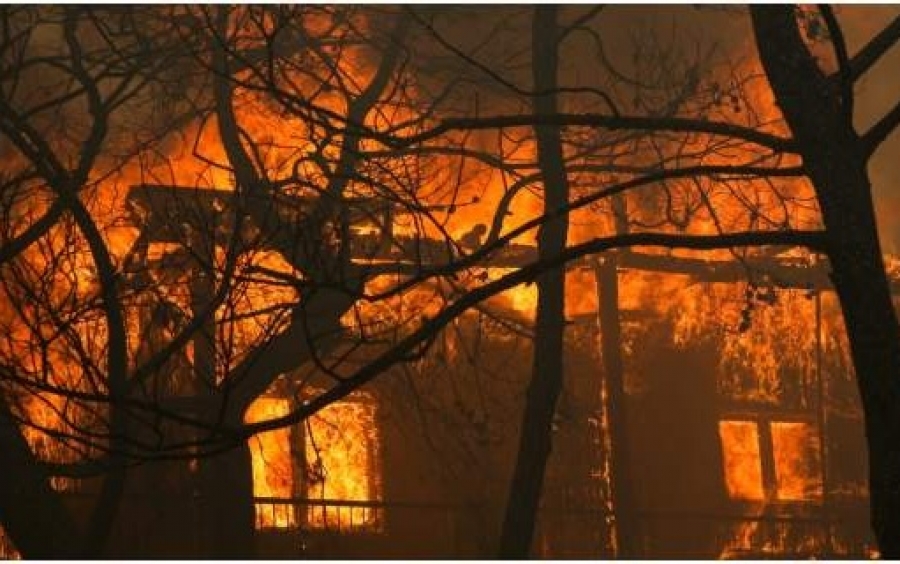 Πύρινη κόλαση στην Κινέτα: Καίγονται σπίτια -Φωτιές και σε Πεντέλη-Χανιά (εικόνες & βίντεο)