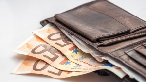 Αργοστόλι: Βρήκε στις δημοτικές τουαλέτες μεγάλο χρηματικό ποσό και το επέστρεψε!