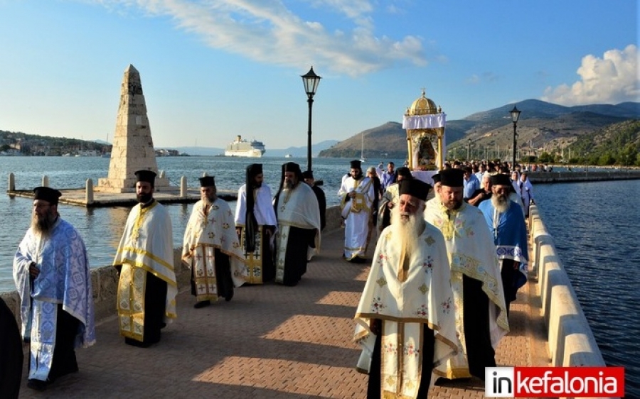 Με λαμπρότητα η λιτάνευση της εικόνας της Παναγίας Δραπανιώτισσας, προστάτιδας του Αργοστολίου (εικόνες + video)