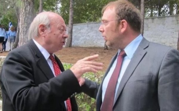 Ανουσάκης: ''Θλίβομαι για την κατάντια του Παρίση. Μία δράκα αστείων ανθρώπων περιφέρουν έναν ανήμπορο άνθρωπο''