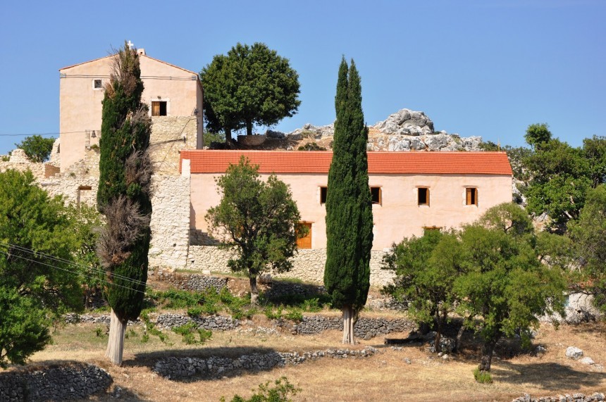 Όρθρος και θεία λειτουργία την Κυριακή στην Άτρο - Η ακολουθία των Χαιρετισμών κάθε Παρασκευή