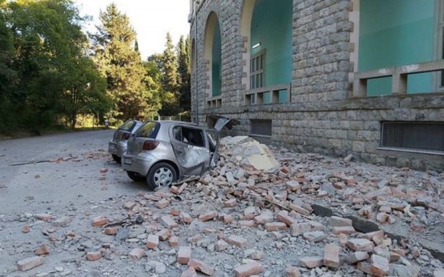 Πανικός από το διπλό χτύπημα του Εγκέλαδου στην Αλβανία: Ρωγμές σε κτίρια - Θάφτηκαν αυτοκίνητα (εικόνες + video)