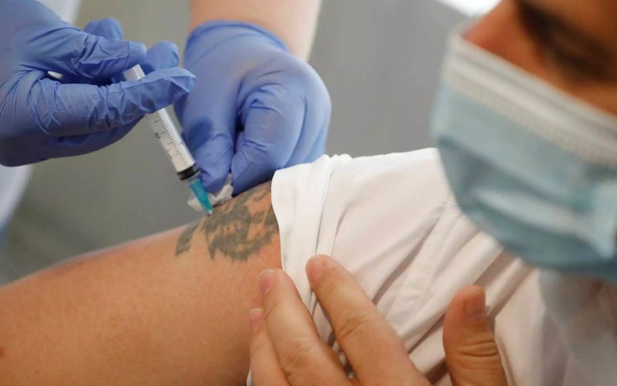 Υποχρεωτικός εμβολιασμός: Αναστολή χωρίς όριο, όχι απολύσεις – Τι προβλέπει η τροπολογία