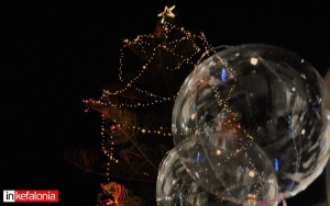 Με τραγούδια και μαγικά... άναψαν το χριστουγεννιάτικο δέντρο των Εμπόρων στο Λιθόστρωτο (εικόνες)