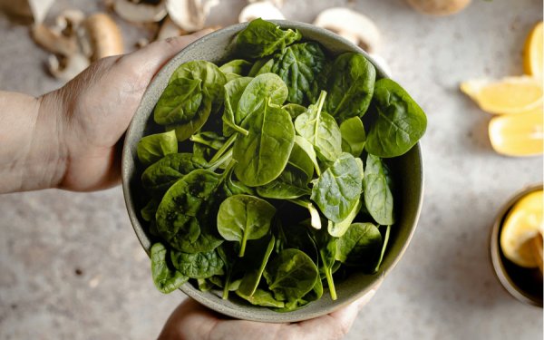 5 τροφές με βιταμίνη K που υποστηρίζουν την υγεία των οστών