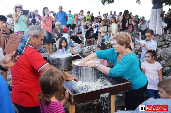 ''Τυρί της ώρας'' από έμπειρους τυροκόμους στο Μονοδένδρι (εικόνες & βίντεο)