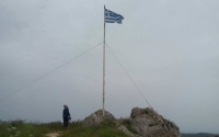 Η ΕΟΔ Λειβαθούς αντικαθιστά εθελοντικά την σημαία στο Κάστρο