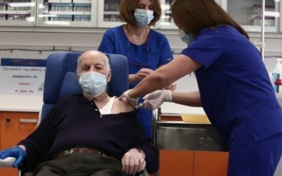 Εμβόλιο - Κορονοϊός: Εμβολιάστηκε ο πρώτος ηλικιωμένος, Μιχάλης Γιοβανίδης