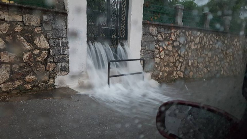 Άνοιξαν οι ουρανοί στην Κεφαλονιά (εικόνες)