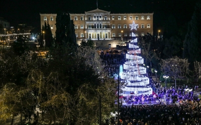 Φωταγωγήθηκε το δέντρο της Αθήνας στο Σύνταγμα [εικόνες]