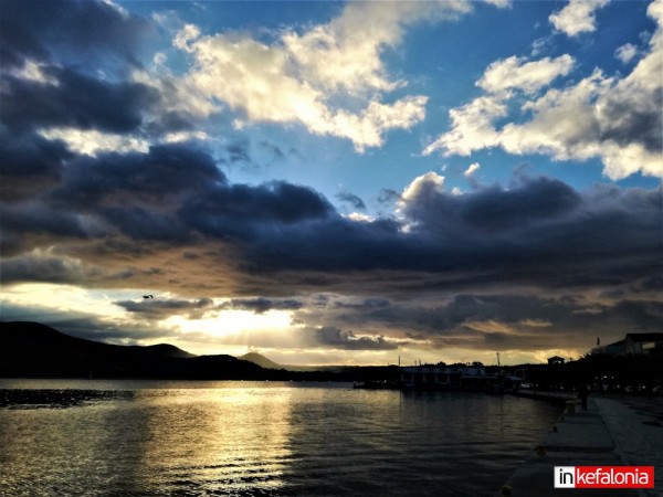 Ο ήλιος "παλεύει" με τα σύννεφα για μία "καλημέρα" - Ανατολή στο Αργοστόλι