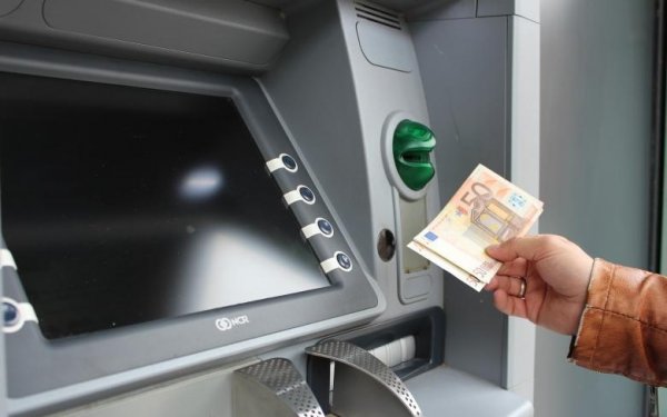 Ακατάσχετος λογαριασμός: Αυξάνεται το όριο για οφειλέτες με ληξιπρόθεσμα χρέη
