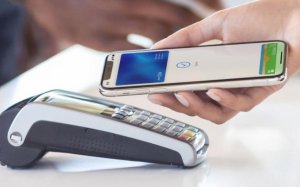 To Apple Pay μπαίνει στη ζωή των Ελλήνων – Ποιες τράπεζες το προσφέρουν