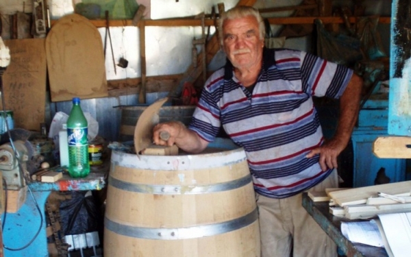 Ο μπαρμπα Σπύρος Βουτσινάς - Μια μνήμη από τον τελευταίο μπουτιέρος (Βαρελοποιός)