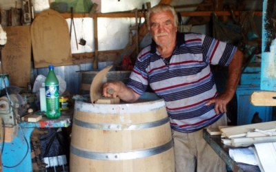 Ο μπαρμπα Σπύρος Βουτσινάς - Μια μνήμη από τον τελευταίο μπουτιέρος (Βαρελοποιός)